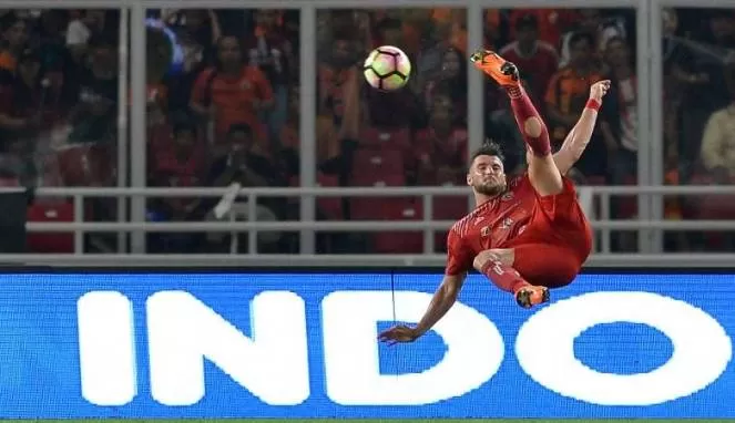 Pemain persija jakarta marko simic saat tendangan salto Pemain persija jakarta marko simic saat tendangan salto