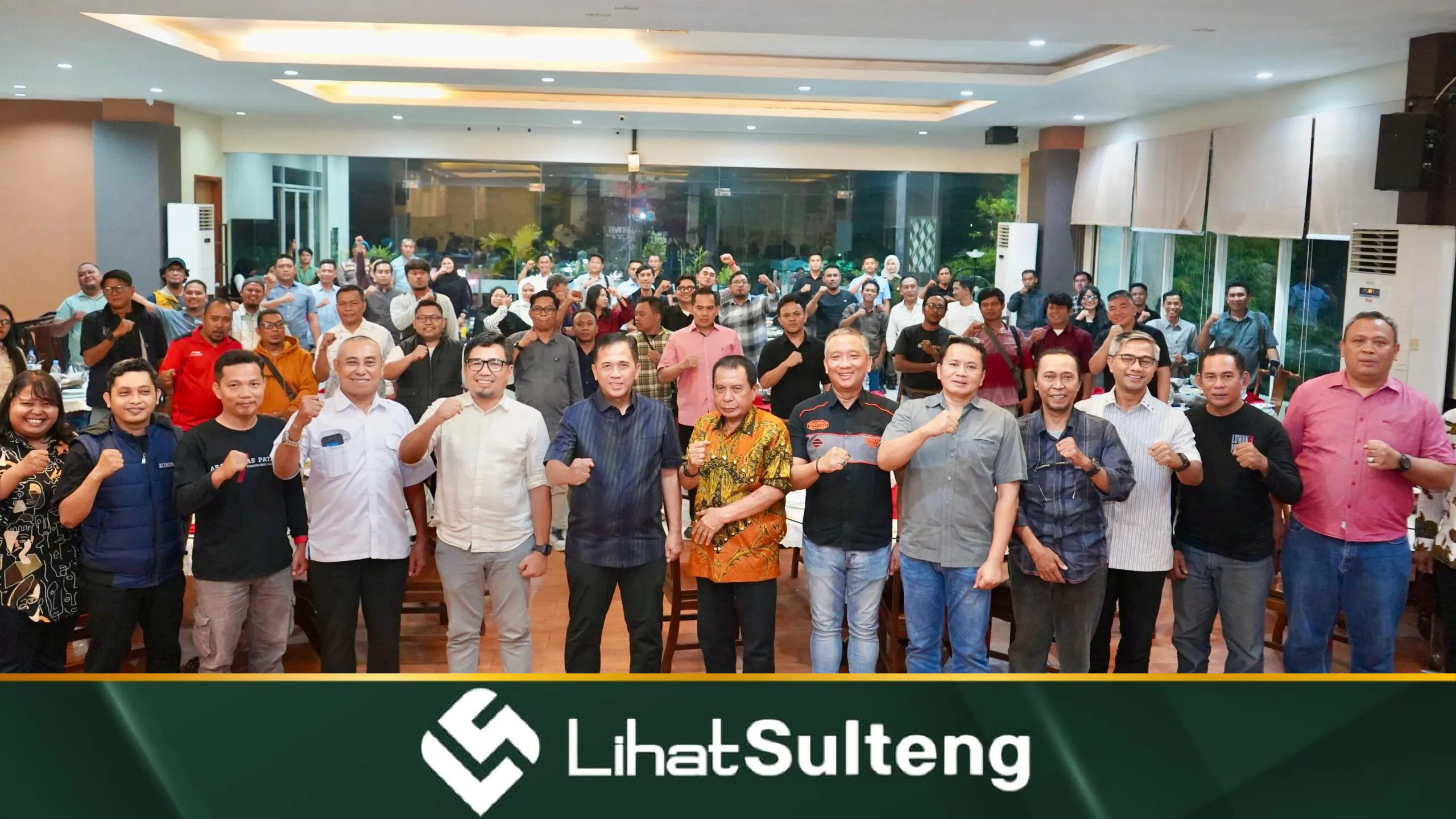 Kapolda Sulteng Irjen Pol Endi Sutendi menggelar pertemuan bersama insan pers di salah satu restoran di Kota Palu, Jumat (23/1/2026) malam. Foto:istimewa